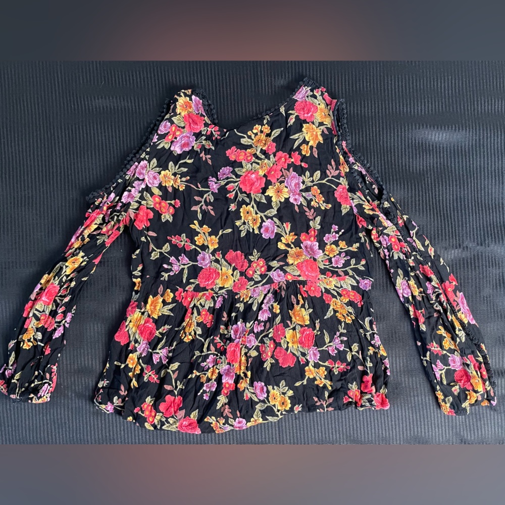 Bila cold shoulder top